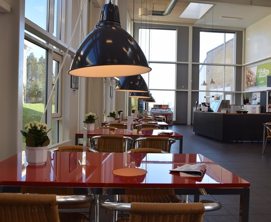 Skansens cafes siddeområde, hvor du kan nyde lækker mad fra cafeen