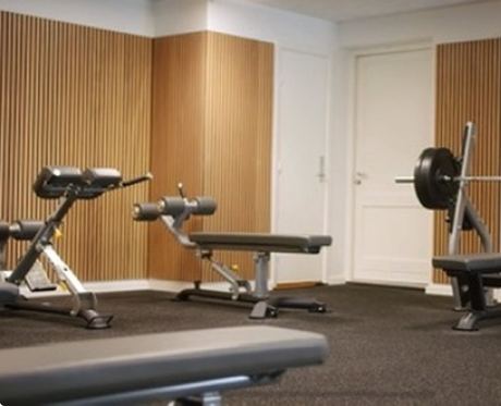 Bænkområde i fitness med plads til at løfte vægte